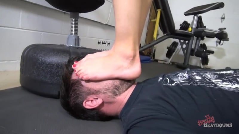 Nikki next foot bâillonnement adoration des pieds fétichisme pieds domination femdom esclave lécher cocu cocu ciseaux